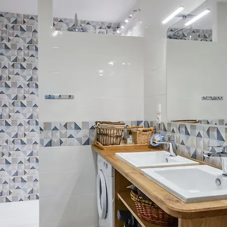 Dom wakacyjny 2 Bedroom Awesome In